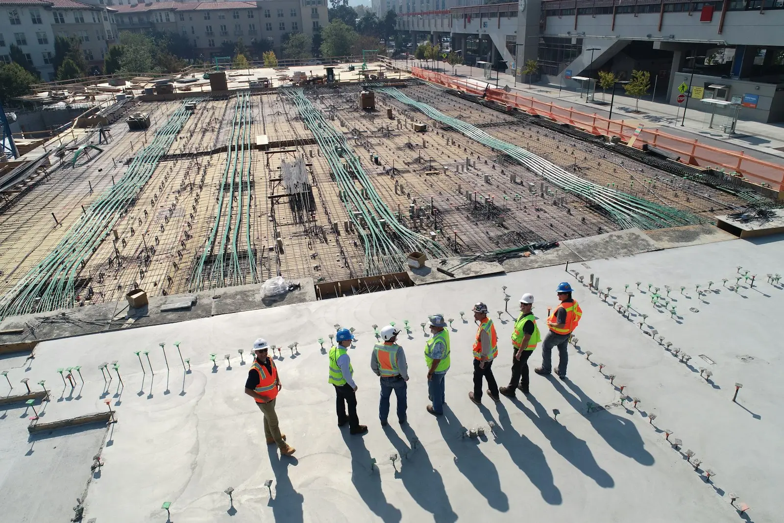Baustelle von oben mit Bauleuten auf der Bodenplatte