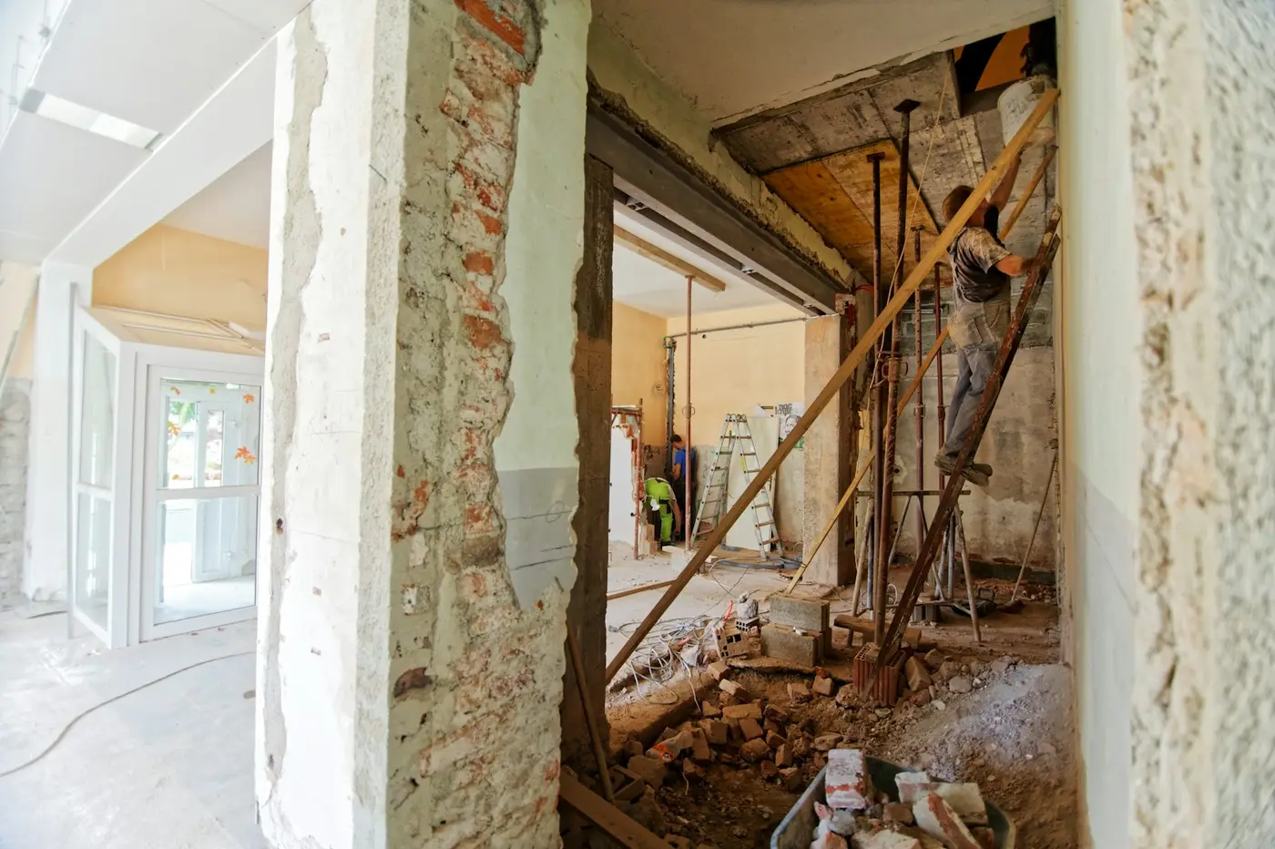 Rohbau während eines Umbaus mit freigelegtem Mauerwerk